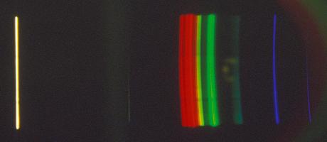 Spektrum erzeugt mit Schwerflint - Prisma bei kleiner Öffnung