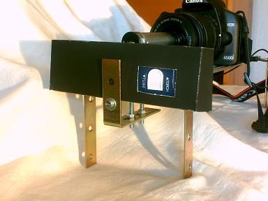 Eine Handlampe in der Halterung an der Vorderseite des Spektroskop 3
